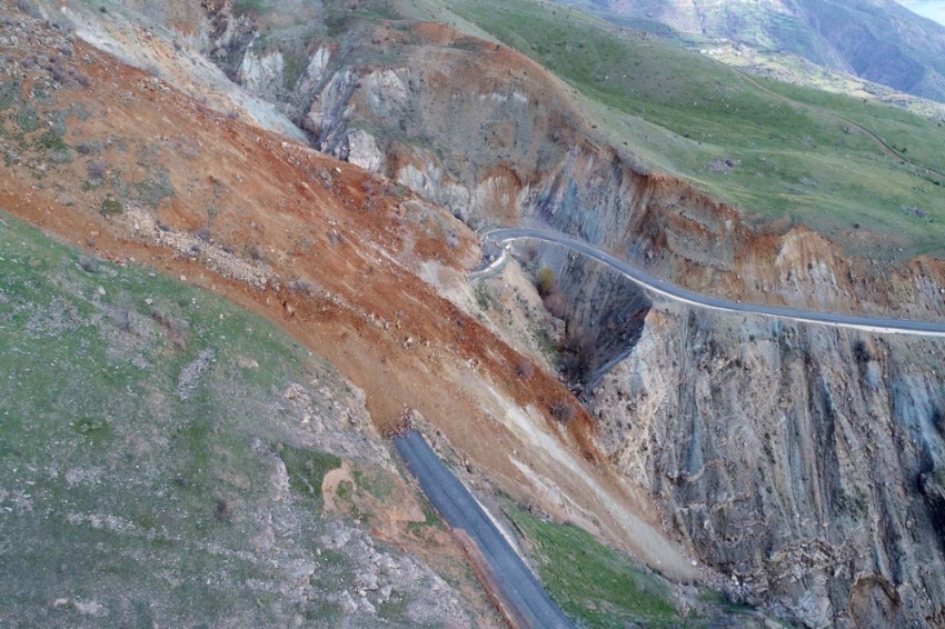 Depremle gelen heyelan ilçeye bağlantı yolunu kapattı