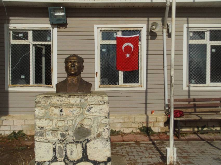 Türk bayrağı ve Atatürk büstüne çirkin saldırı