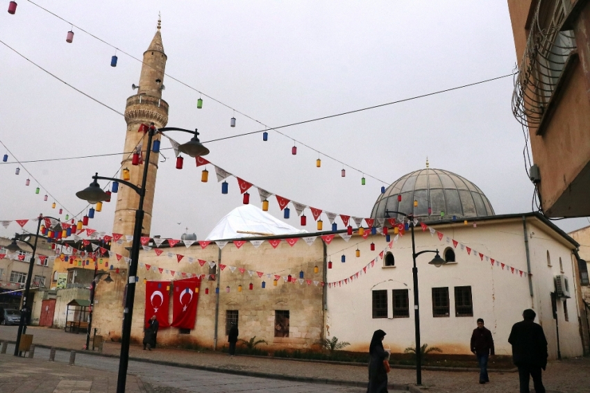 Saldırıya uğrayan camide ezan susmadı