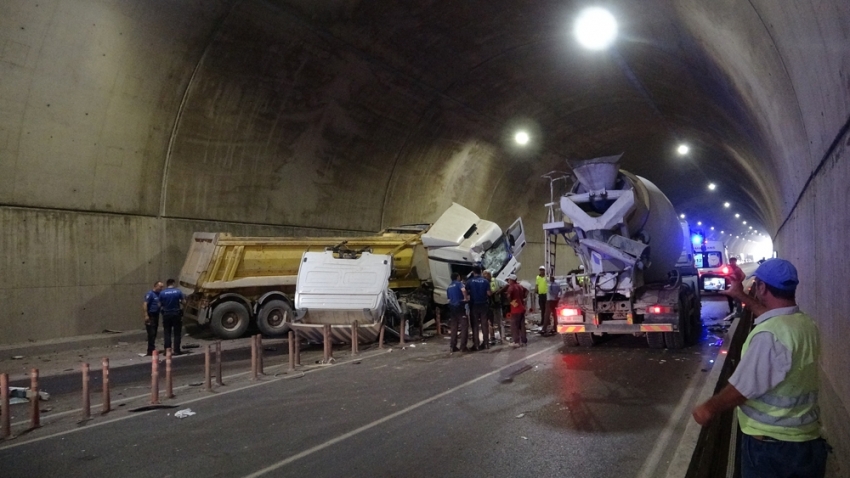 Tünel’de ters yöne giren kamyon ortalığı savaş alanına çevirdi: 5 yaralı