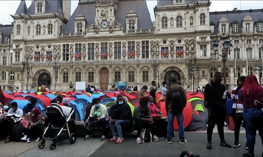 Yüzlerce düzensiz göçmen, Paris’in ortasına çadır kurdu