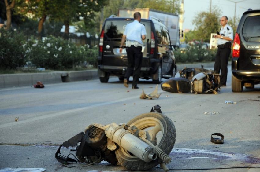 Otomobil motosikleti ikiye böldü! 1 ölü