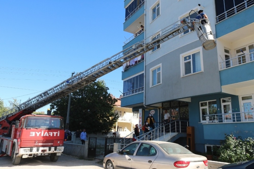 Bileklerini kesen şahsa pencereden girip...