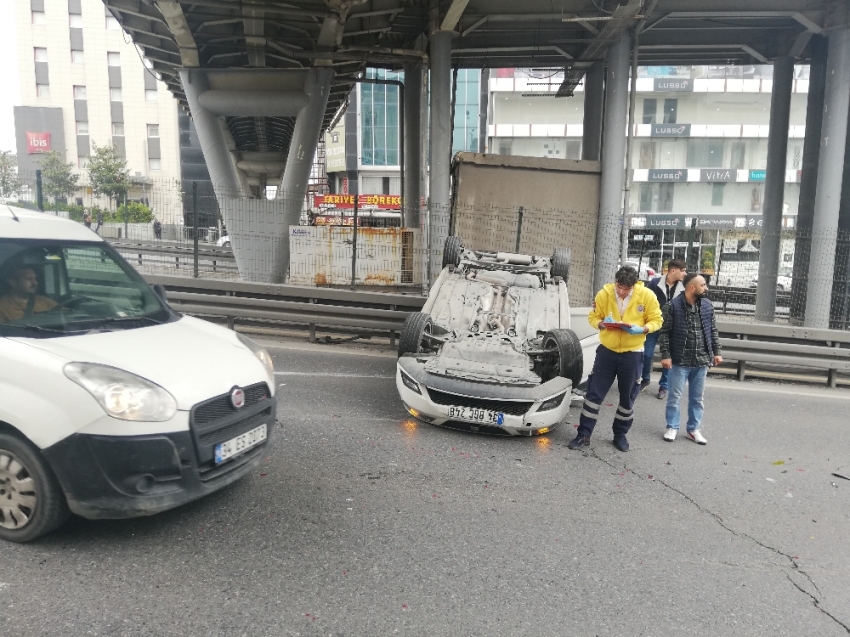 Takla atan araç trafiği durma noktasına getirdi