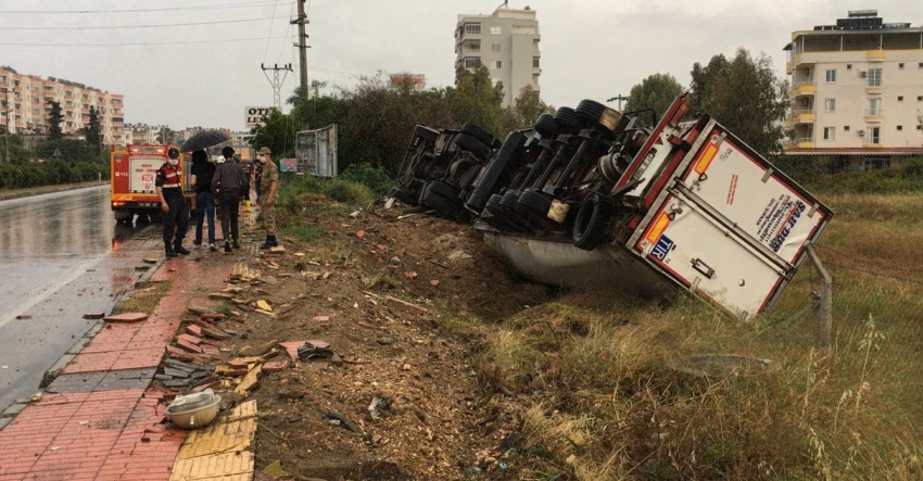 Şiddetli yağmurda kontrolden çıkan tır elektrik direğine çarparak devrildi