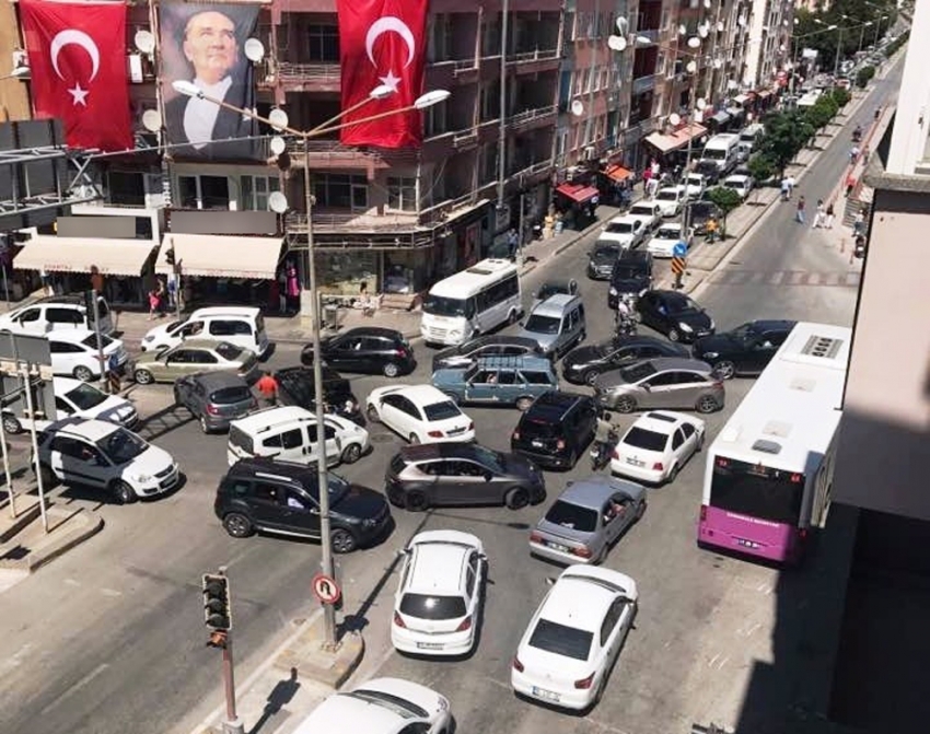 Tatilciler akın etti, trafik çilesi başladı