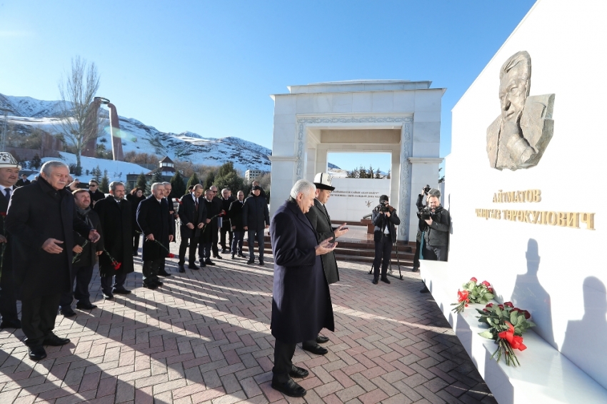 Yıldırım’dan Cengiz Aytmayov’un kabrine ziyaret