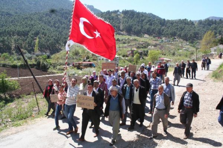 Erdemli'de 'evde kalmış erkekler' eylemi