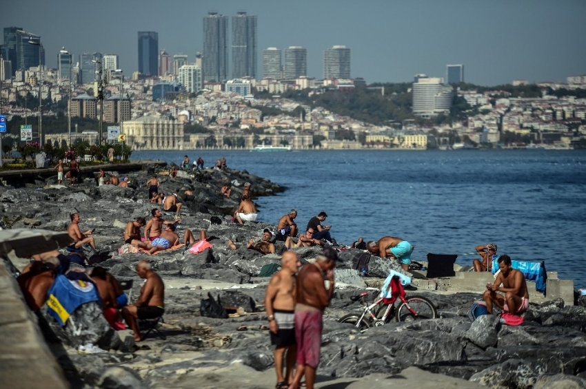 İstanbullular serinlemek için denize girdi