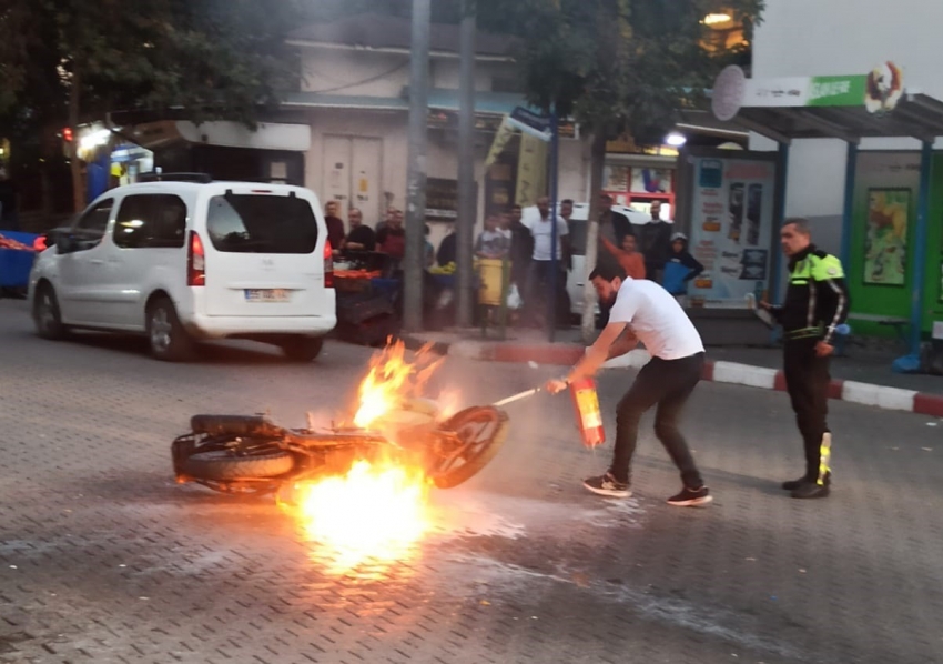 Ceza kesilen sürücü motosikletini ateşe verdi