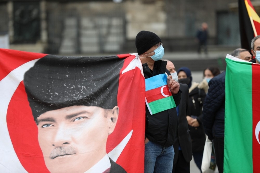 Almanya’da işgalci Ermenistan’ın saldırıları protesto edildi