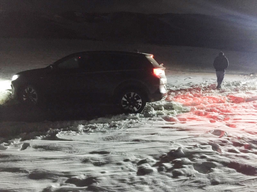 Araçları kara saplanıp mahsur kalan Meksikalı aile kurtarıldı