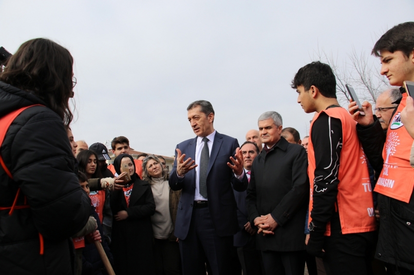 MEB ve TEMA ’Toprak Dede’ anısına fidan dikti