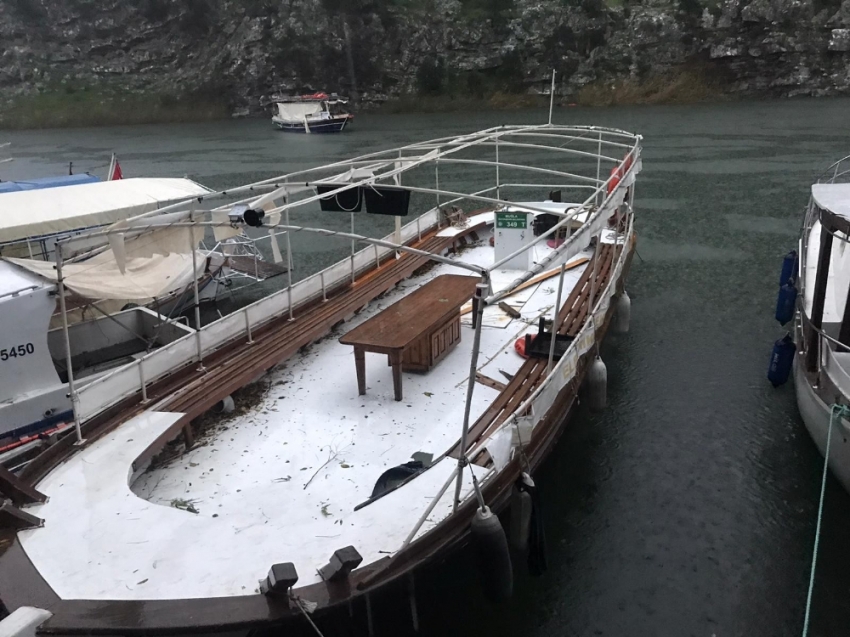 Dalyan’da şiddetli rüzgar teknelerin güneşliklerini uçurdu