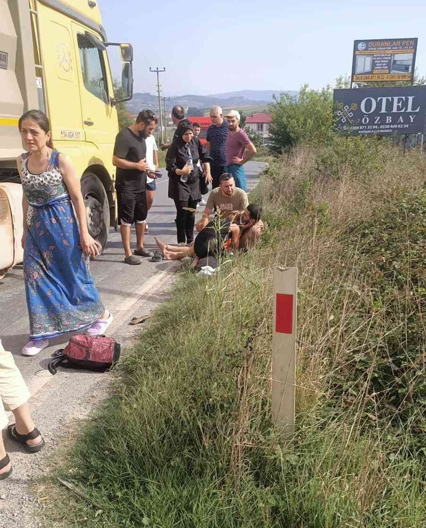 Kamyona yol vermek istedikleri esnada motosikletten düştüler