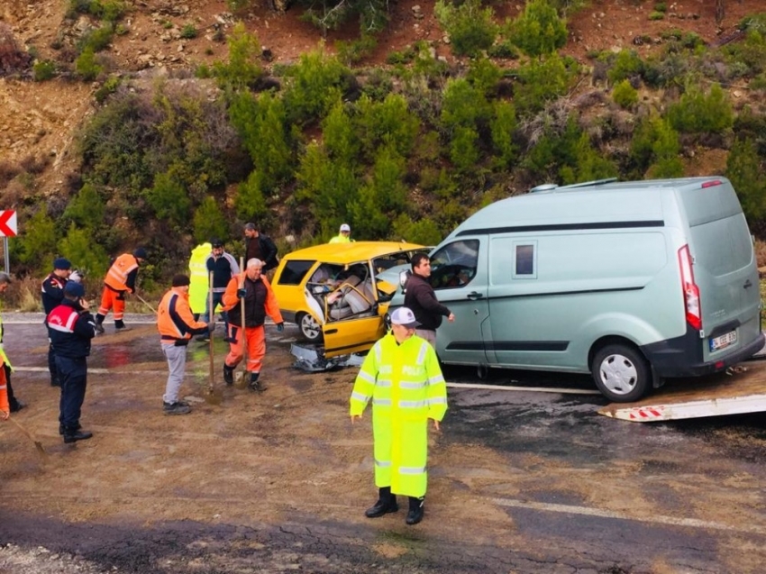 Kaygan yolda kafa kafaya çarpıştılar: 5 yaralı