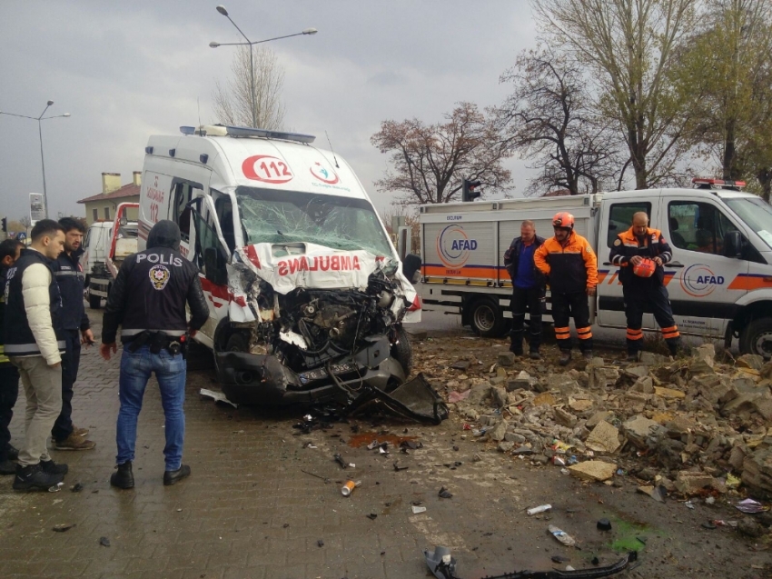 Erzurum'da ambulans traktörle çarpıştı: 7 yaralı