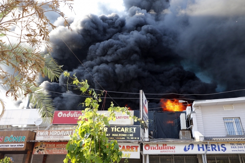 Antalya’da 10 iş yeri kül oldu