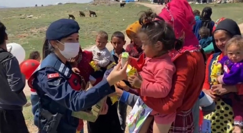 Mevsimlik tarım işçisi kadınlara jandarma şiddetle nasıl mücadele edileceğini anlattı