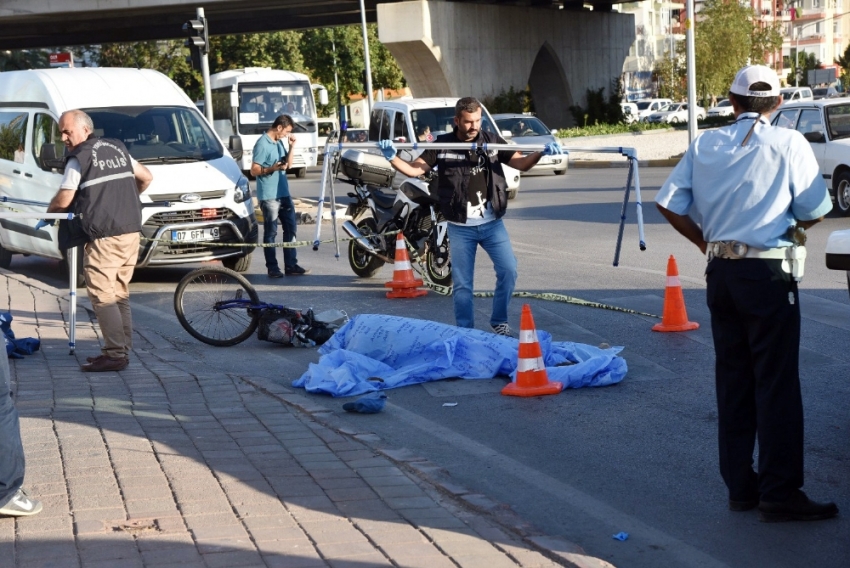 Kamyonun çarptığı bisikletli hayatını kaybetti