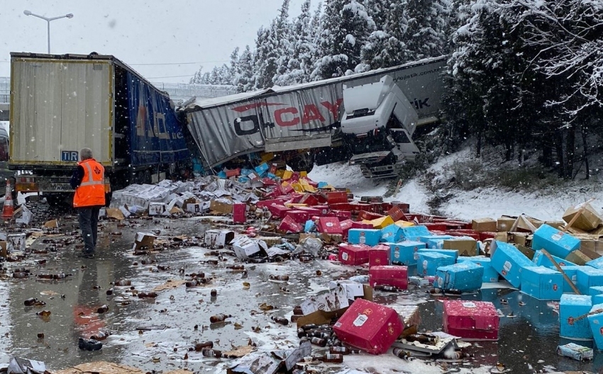 TEM’de iki tır çarpıştı, sıkışan sürücü hastanede hayatını kaybetti