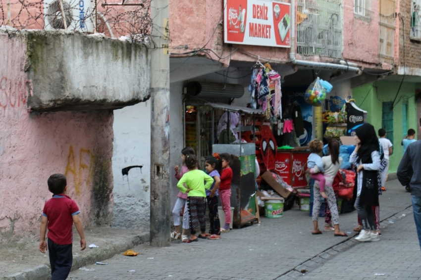 Diyarbakır’da kadınlar arasında satırlı yardım kolisi kavgası