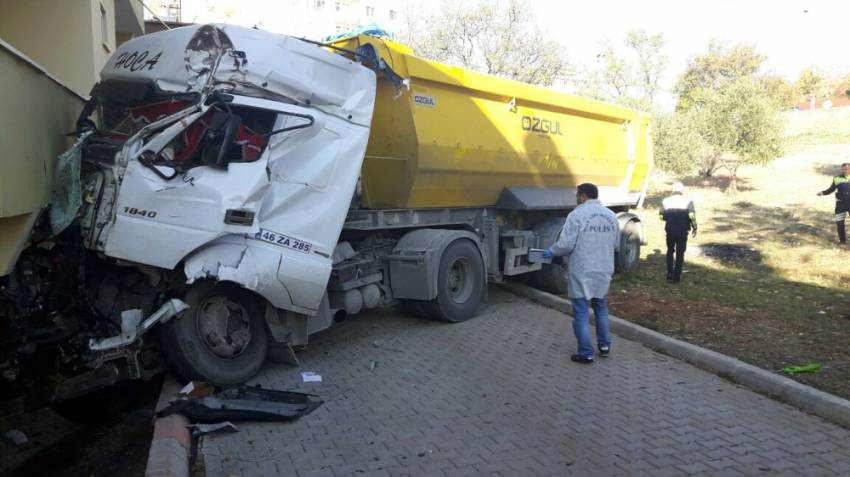 Kontrolden çıkan TIR dehşet saçtı