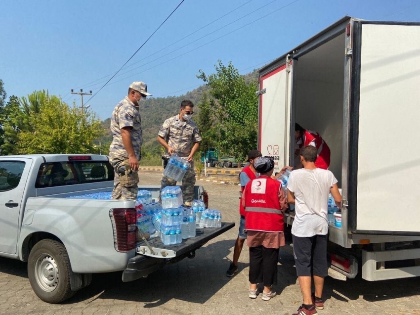 Mehmetçik, yangın alanlarına müdahaleye ve vatandaşlara yardıma devam ediyor