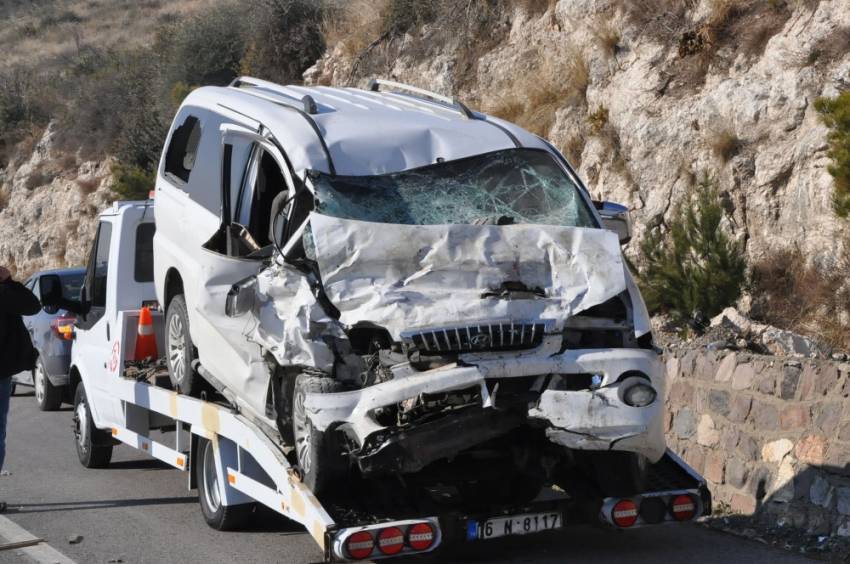 İzmir’de feci kaza: 2 ölü