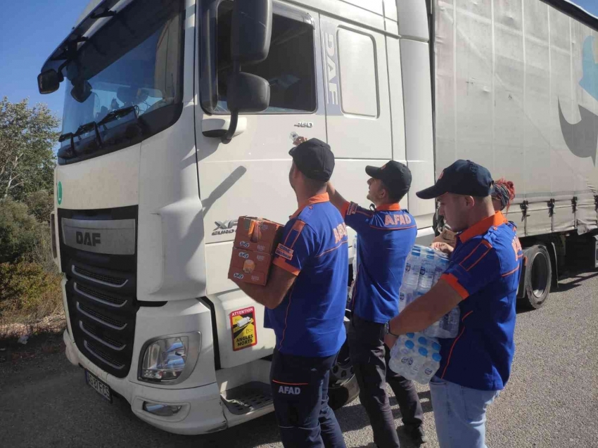 AFAD kuyrukta bekleyen tır sürücülerine kumanya dağıttı