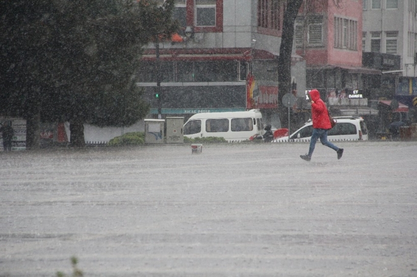 Koronadan kaçmayanlar yağmurdan kaçtı