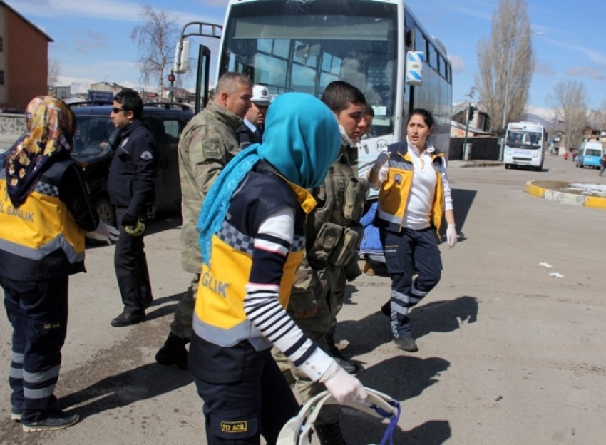 Askeri araç otobüsle çarpıştı: 4’ü asker 6 yaralı