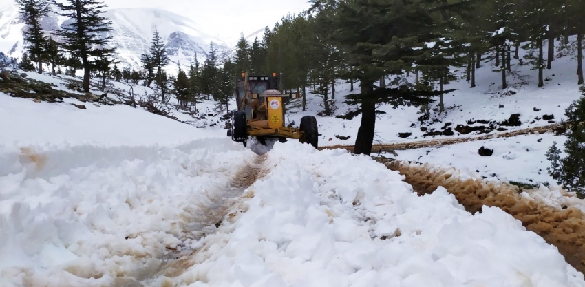 Yörüklerin kullandığı yollar kardan temizlendi