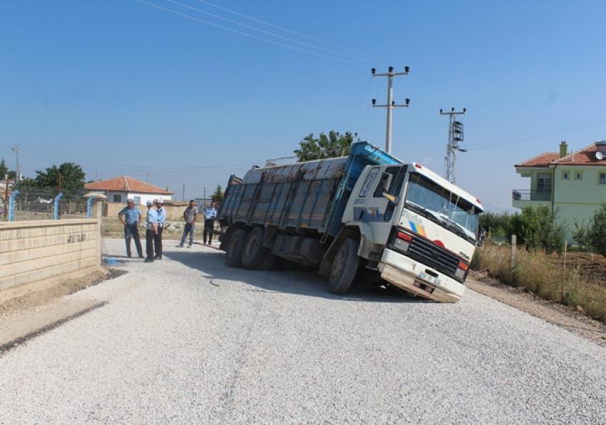 Su tankeri çöken yola gömüldü