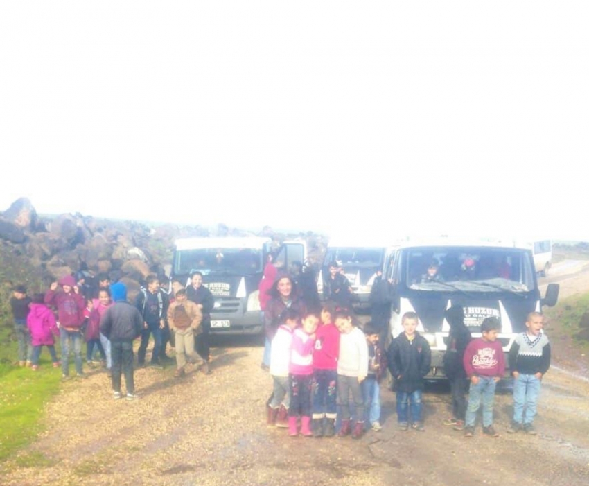 Sel köprüleri yıktı, 100 öğrenci mahsur kaldı