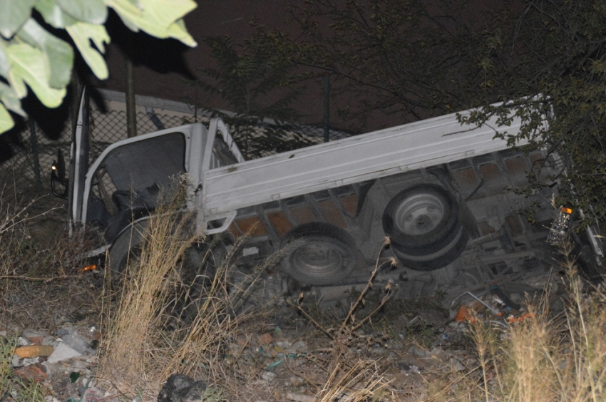 Freni boşalan kamyonetin çarptığı araç yaklaşık 50 metreden uçtu