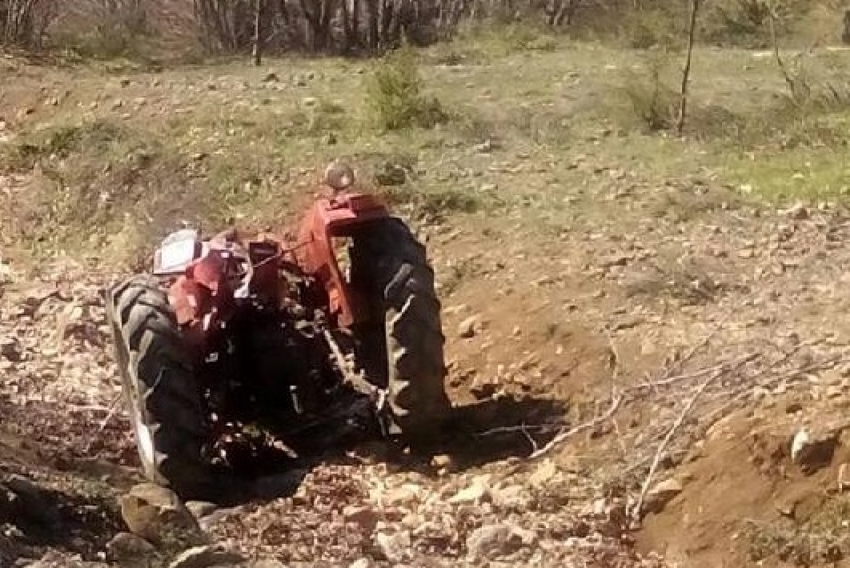 Uçuruma yuvarlanan traktörün sürücüsü öldü