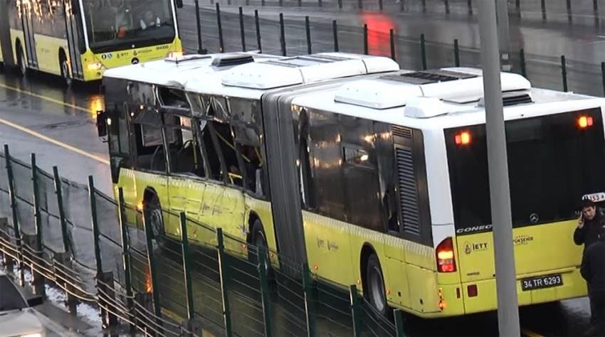 Servis aracı metrobüse çarptı: Yaralılar var