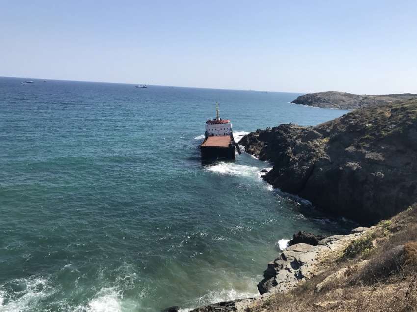 Sarıyer’de ikiye bölünen geminin ön kısmı battı