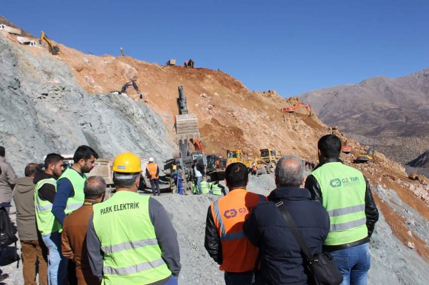 Siirt’te arama kurtarma çalışmaları sürüyor