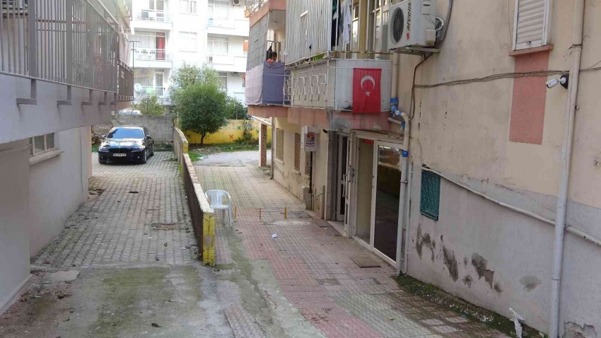 Apartmanın 4’üncü katından düşen genç hayatını kaybetti