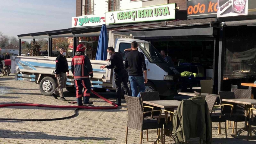 Hareketli dakikalar: Kilitlediği tiner dolu araçta kendisini yakmak istedi