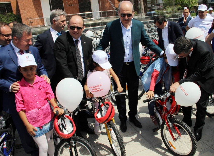 Kurtulmuş çocuklara bisiklet dağıttı