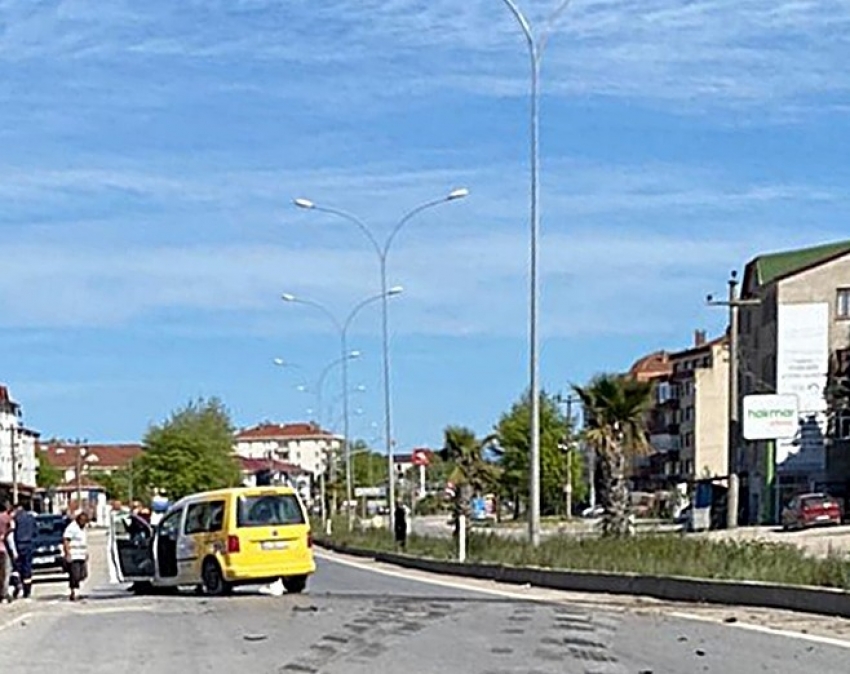 Boş yolda kontrolden çıkan PTT aracı aydınlatma direğini devirerek karşı şeride geçti