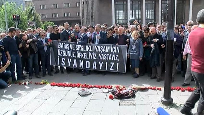 Ankara Tren Garına karanfil bıraktılar