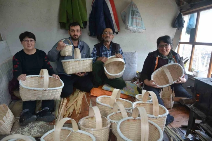 70 yıldır fındık dallarından sepet örüyor
