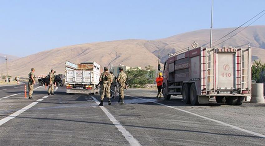 PKK'lılar yol kesip TIR yaktı