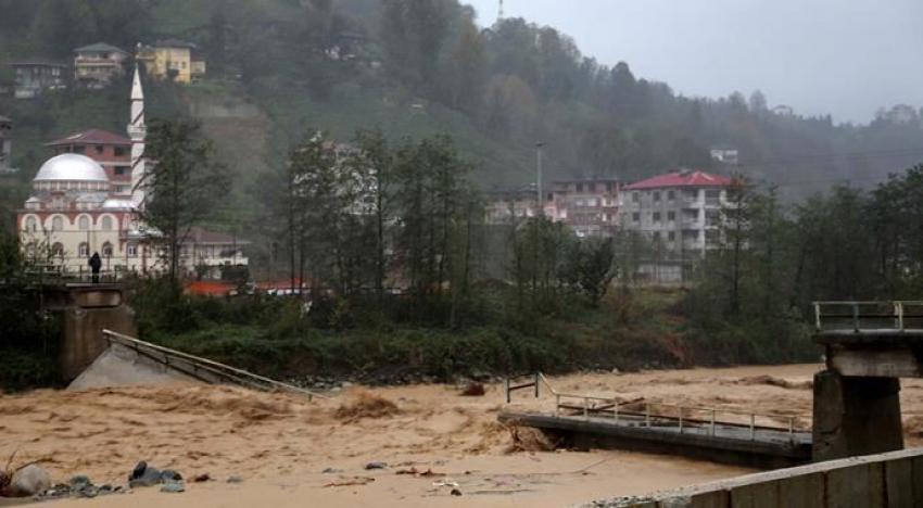 Rize'de yağış köprü yıktı, okullar tatil!