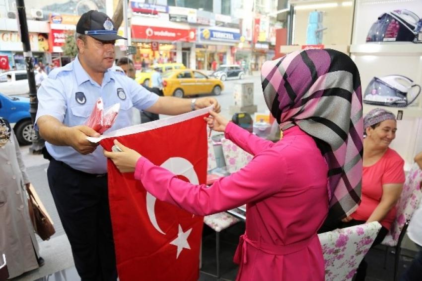 Esnaf ve vatandaşa hediye bayrak