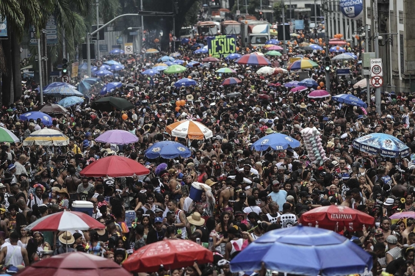 Rio Karnavalı yağmur dinlemedi